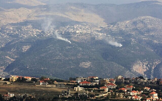 De la fumée s'élève après des tirs d'artillerie israéliens aux abords du village de Kfarshuba, le long de la frontière sud du Liban avec le nord d'Israël, le 16 novembre 2023. (Crédit :AFP)