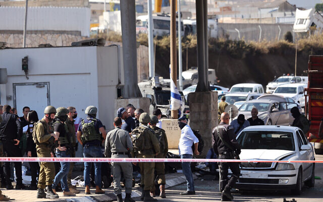 Des officiers israéliens sécurisant la scène après une attaque par des terroristes armés à un point de contrôle gardant l'accès aux tunnels routiers reliant la Cisjordanie et Jérusalem, le 16 novembre 2023. (Crédit : Ahmad Gharabli/AFP)