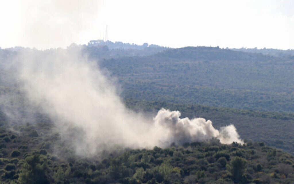 Des volutes de fumée se dégagent à la suite d'un bombardement israélien à la périphérie du village de Tair Harfa, au sud du Liban, près de la frontière avec Israël, le 18 novembre 2023. (Crédit : AFP)
