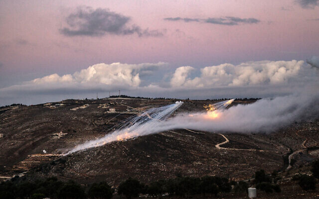 Des tirs d'artillerie provenant d'une position israélienne frappant les collines près de la périphérie de la ville frontalière d'Odaisseh, au sud du Liban, le 17 novembre 2023. (Crédit : Hasan Fneich/AFP)