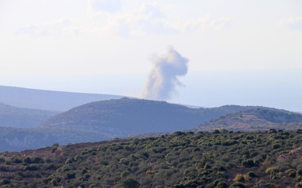 Des volutes de fumée se dégageant après une frappe aérienne israélienne dans la région d'al-Labouneh, près de la frontière sud du Liban avec Israël, le 18 novembre 2023. (Crédit : AFP)
