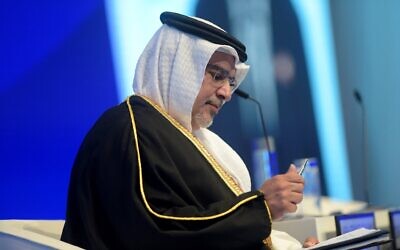Le prince et Premier ministre du Bahreïn Salman bin Hamad Al-Khalifa lors d'un discours prononcé lors du sommet du Dialogue de Manama, le 17 novembre 2023. (Crédit : Mazen Mahdi/AFP)