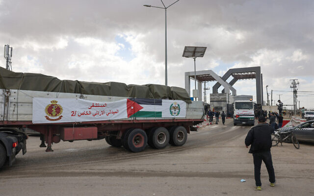 Un convoi d'aide transportant un hôpital de campagne jordanien entre dans la bande de Gaza par le point de passage de Rafah avec l'Égypte, le 20 novembre 2023. (Crédit : Mohammed ABED / AFP)