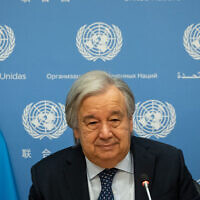 Le Secrétaire général de l'ONU, Antonio Guterres, prononçant un discours lors d'un débat public du Conseil de sécurité sur le maintien de la paix et de la sécurité internationales au siège de l'ONU, à New York, le 20 novembre 2023. (Crédit : Yuki Iwamura/AFP/Dossier)