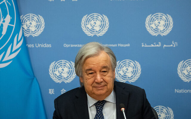 Le Secrétaire général de l'ONU, Antonio Guterres, prononçant un discours lors d'un débat public du Conseil de sécurité sur le maintien de la paix et de la sécurité internationales au siège de l'ONU, à New York, le 20 novembre 2023. (Crédit : Yuki Iwamura/AFP/Dossier)