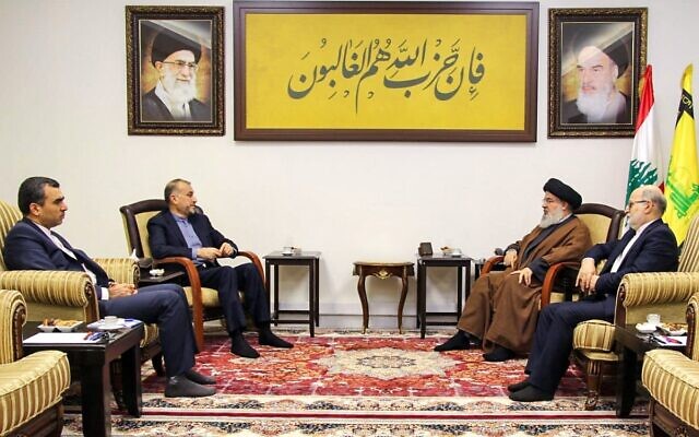 Le secrétaire général du groupe terroriste chiite libanais, Hassan Nasrallah, 2e à droite, rencontrant le ministre iranien des Affaires étrangères Hossein Amir Abdollahian, 2e à gauche, dans un lieu non divulgué au Liban, sur une photo fournie le 23 novembre 2023. (Crédit : Bureau des médias du Hezbollah/AFP)