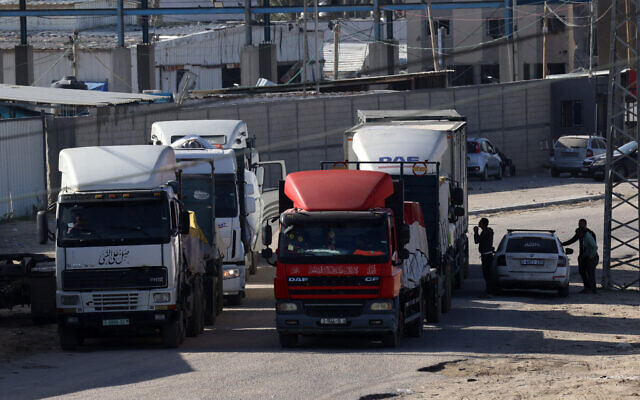 Des camions transportant de l'aide humanitaire entrant dans la bande de Gaza par le point de passage de Rafah avec l'Egypte, quelques heures après le début d'une trêve de quatre jours dans les combats entre Israël et les terroristes palestiniens du Hamas, le 24 novembre 2023. (Crédit : Saïd Khatib/AFP)