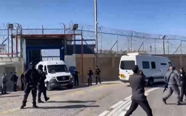 Le transfert par l'armée israélienne de prisonniers palestiniens de la prison de Damon à Dalyat al-Karmel vers la prison d'Ofer en Cisjordanie, avant une libération prévue en échange d'otages israéliens retenus en captivité à Gaza par le Hamas depuis le 7 octobre, sur l'extrait d'une vidéo d'UGC obtenue le 24 novembre 2023. (Crédit : Anonyme/AFP)
