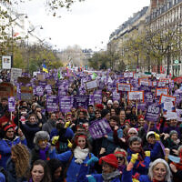 La marche contre les violences faites aux femmes, à Paris, le 25 novembre 2023. (Crédit : Geoffroy Van der Hasselt/AFP)