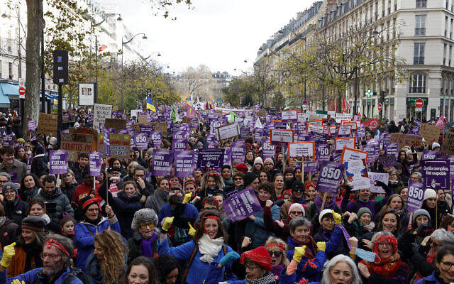 La marche contre les violences faites aux femmes, à Paris, le 25 novembre 2023. (Crédit : Geoffroy Van der Hasselt/AFP)
