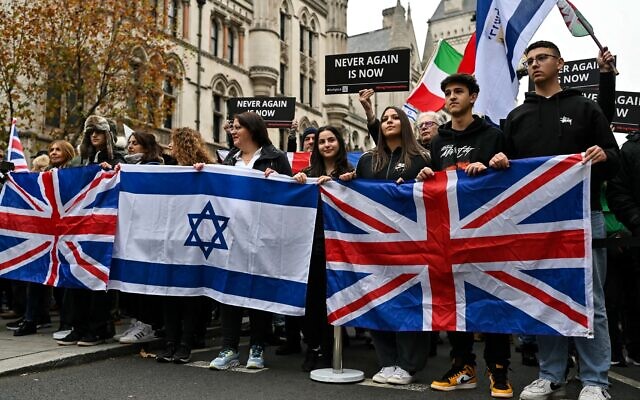 Des manifestants agitant des drapeaux israéliens et de l'Union Jack, lors d'une manifestation pour protester contre l'antisémitisme, dans le centre de Londres, le 26 novembre 2023. (Crédit : Justin Tallis/AFP)