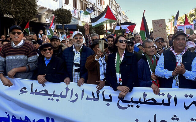 Des Marocains manifestent le 26 novembre 2023 à Casablanca, appelant à un cessez-le-feu permanent dans la guerre Israël-Hamas et à la suspension des liens diplomatiques avec Israël. (AFP)