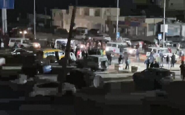 Des véhicules de la Croix-Rouge internationale qui transporteraient des otages libérés par le Hamas à Gaza, roulant vers le point frontalier de Rafah avec l'Égypte, le 26 novembre 2023. (Crédit : Capture d'écran/Belal al-Sabbagh/AFPTV/AFP)