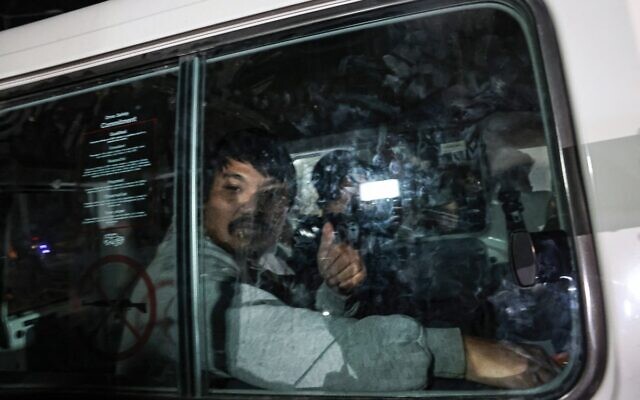 Un véhicule de la Croix-Rouge internationale transportant des otages libérés par le Hamas roulant vers le point frontalier de Rafah avec l'Égypte avant leur transfert vers Israël, le 26 novembre 2023. (Crédit : Mohammed Abed/AFP)