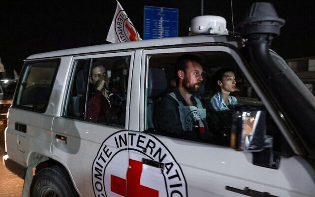 Un véhicule de la Croix-Rouge internationale transportant l'otage russo-israélien Roni Krivoi libéré par le Hamas roulant vers le poste-frontière de Rafah avec l'Égypte avant un transfert vers Israël, le 26 novembre 2023. (Crédit : Mohammed Abed/AFP)
