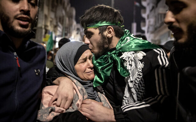 Un prisonnier sécuritaire palestinien, Omar Atshan, embrasse sa mère après avoir été libéré d'une prison israélienne à Ramallah, le 26 novembre 2023. (Crédit : FADEL SENNA / AFP)