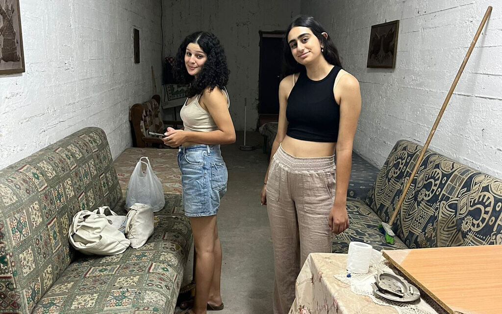 Des activistes du mouvement Juif et arabe Rov Hair nettoient un abri antiaérien à Haïfa, le 12 octobre 2023. (Crédit : Rov Hair)