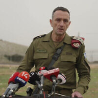 Le chef d'état-major de Tsahal, le lieutenant-général Herzi Halevi, fait une déclaration à la presse dans le nord d'Israël, le 28 novembre 2023. (Capture d'écran : Armée israélienne)
