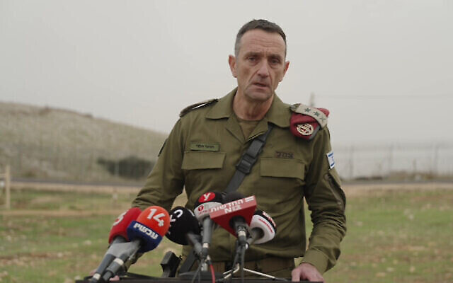 Le chef d'état-major de Tsahal, le lieutenant-général Herzi Halevi, fait une déclaration à la presse dans le nord d'Israël, le 28 novembre 2023. (Capture d'écran : Armée israélienne)