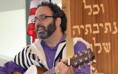 Le rabbin Menachem Creditor, sur cette photo non datée, a écrit sur les réseaux sociaux qu'il désavoue l'utilisation de sa chanson "Olam Chesed Yibaneh" par des groupes anti-sionistes, citant l'accusation de génocide qu'elle contient. (Crédit : Menachem Creditor)