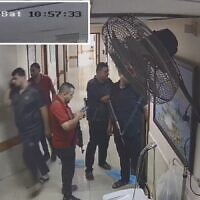 Des terroristes du Hamas à l'hôpital Shifa de Gaza City, comme le montre une vidéo de surveillance du 7 octobre 2023. (Crédit : Armée israélienne)