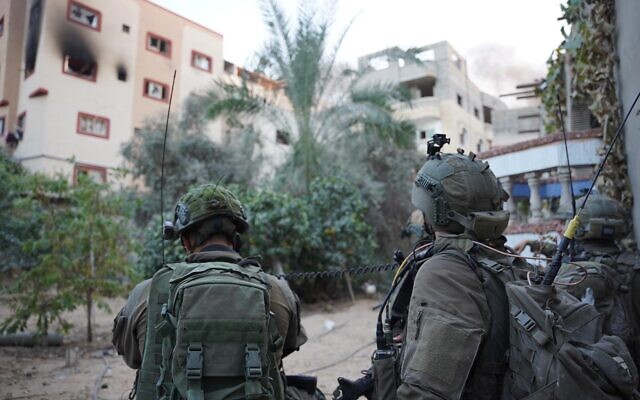 Des troupes israéliennes en opération dans le nord de la bande de Gaza, sur une photo diffusée le 14 novembre 2023. (Crédit : Armée israélienne)