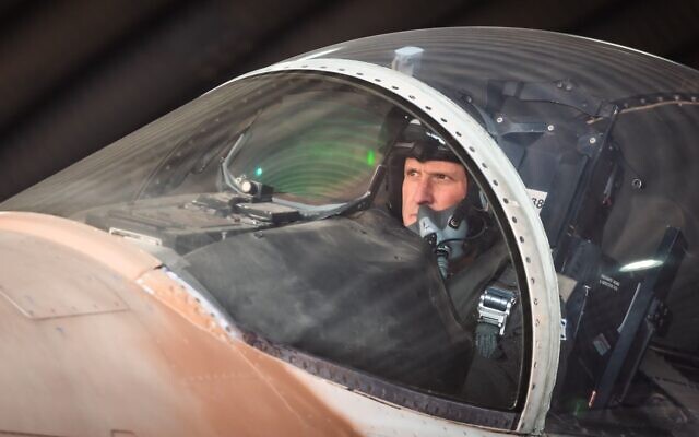 Le chef de l'armée de l'air, le général Tomer Bar, à bord d'un avion de chasse F-15I sur la base aérienne de Hatzerim, dans une image publiée le 3 novembre 2023. (Crédit : Amit Agronov/armée israélienne)