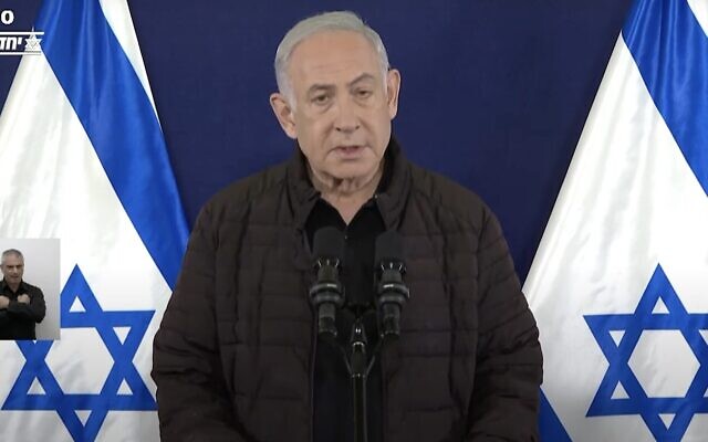 Le Premier ministre Benjamin Netanyahu parlant de la guerre entre Israël et le Hamas lors d'une conférence de presse le 11 novembre 2023. (Crédit : Capture d'écran YouTube ; utilisée conformément à l'article 27a de la loi sur le droit d'auteur)