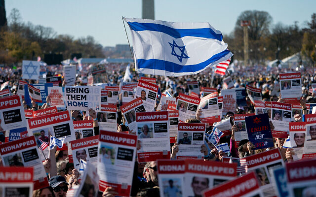 Des manifestants en soutien à Israël réunis pour dénoncer l'antisémitisme et appeler à la libération des otages de Gaza, sur le National Mall à Washington, le 14 novembre 2023. (Crédit : Stefani Reynolds / AFP)