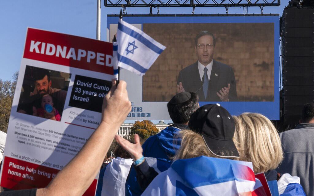 Le président israélien Isaac Herzog dans un discours vidéo depuis Jérusalem, lors du rassemblement pour Israël au National Mall à Washington, le 14 novembre 2023. (Crédit : AP Photo/Manuel Balce Ceneta)