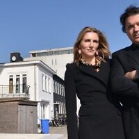 Leon de Winter et Jessica Durlacher se tenant devant le théâtre d'Amsterdam construit pour accueillir leur pièce, le 12 mars 2014. (Crédit : Cnaan Liphshiz/JTA)