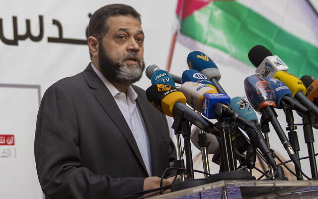Le haut responsable du Hamas, Osama Hamdan, prenant la parole lors d'un rassemblement organisé par le groupe terroriste chiite libanais du Hezbollah pour exprimer sa solidarité avec le peuple palestinien, dans la banlieue sud de Beyrouth, au Liban, le 17 mai 2021. (Crédit : Hassan Ammar/AP Photo)