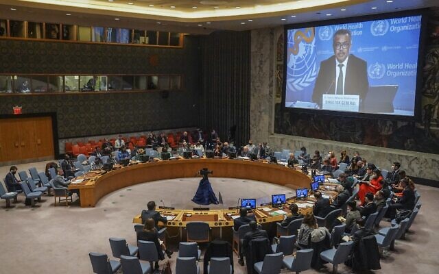 Le directeur-général de l'Organisation mondiale de la santé, le Dr. Tedros Adhanom Ghebreyesus, rendant compte par vidéo de la crise humanitaire en Ukraine, lors d'une réunion du Conseil de Sécurité Nationale, au siège de l'ONU, le 17 mars 2022. (Crédit : AP Photo)