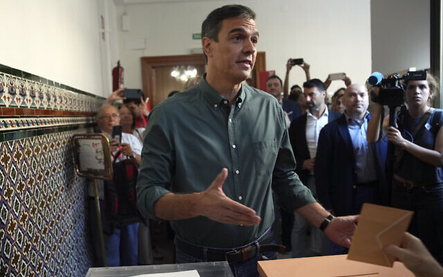 Le Premier ministre espagnol et socialiste Pedro Sanchez alors qu'il dépose son bulletin de vote lors des élections générales espagnoles, à Madrid, le 23 juillet 2023. (Crédit : Emilio Morenatti/AP)