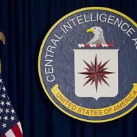 Le sceau de l'Agence centrale de renseignement, au siège de la CIA à Langley, en Virginie, sur une photo du 13 avril 2016. (Crédit : Carolyn Kaster/AP Photo/Dossier)