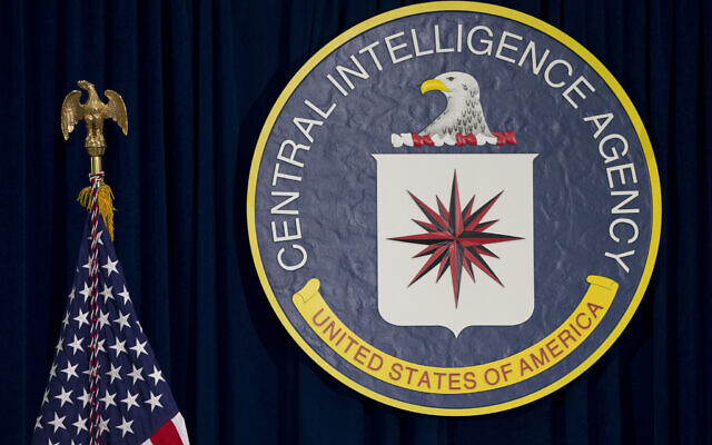Le sceau de l'Agence centrale de renseignement, au siège de la CIA à Langley, en Virginie, sur une photo du 13 avril 2016. (Crédit : Carolyn Kaster/AP Photo/Dossier)