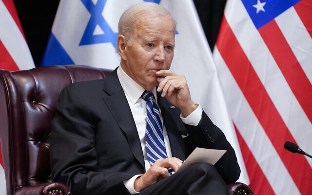 Le président américain Joe Biden écoute lors d'une réunion bilatérale élargie avec le Premier ministre israélien Benjamin Netanyahu et des responsables du gouvernement américain, le 18 octobre 2023. (Crédit : AP/Evan Vucci)