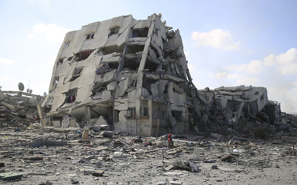 Bâtiments détruits par des frappes israéliennes sur al-Zahra, dans les environs de la ville de Gaza, le vendredi 20 octobre 2023. (Crédit : AP Photo/Ali Mahmoud)
