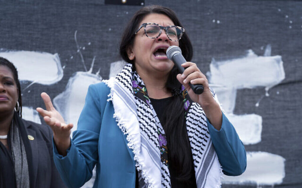 La représentante démocrate du Michigan, Rashida Tlaib, prend la parole lors d'une manifestation pro-palestinienne à Washington, le 20 octobre 2023. (Crédit : Jose Luis Magana/AP)