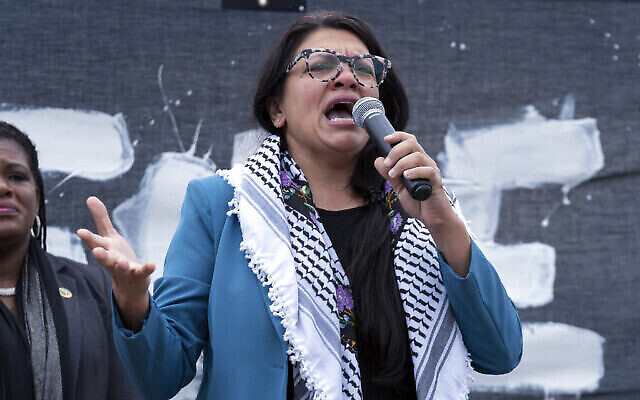 La représentante démocrate du Michigan, Rashida Tlaib, prenant la parole lors d'une manifestation pro-palestinienne, à Washington, le 20 octobre 2023. (Crédit : Jose Luis Magana/AP)