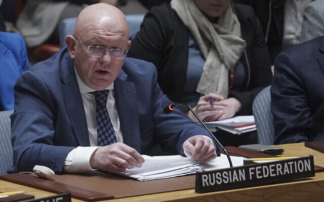 L'ambassadeur russe aux Nations Unies, Vassily Nebenzya, s'adresse au Conseil de sécurité de l'ONU avant le vote d'une résolution sur le conflit entre Israël et le Hamas, le 25 octobre 2023 au siège de l'ONU. (Crédit : AP Photo/Bebeto Matthews)