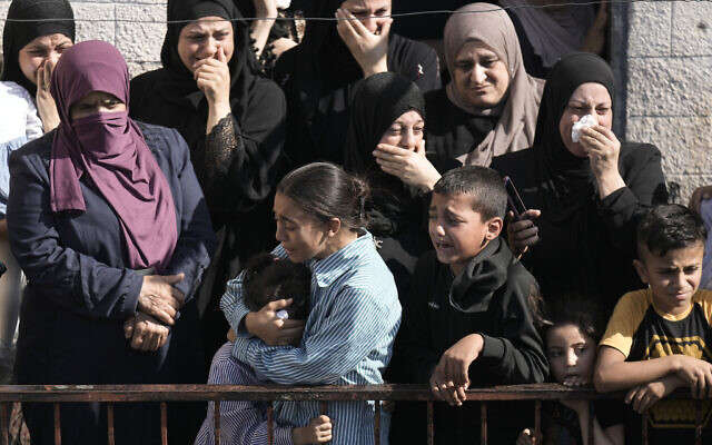 Des Palestiniens pleurant lors des funérailles de Rawhi Sawafta, 70 ans, tué lors d'un affrontement avec l'armée israélienne lors d'un raid dans la ville de Tubas en Cisjordanie, le 31 octobre 2023. (Crédit : Majdi Mohammed/AP Photo)