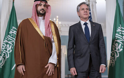 Le secrétaire d'État américain Antony Blinken, à droite, rencontre le ministre saoudien de la Défense Khalid bin Salman, le mercredi 1er novembre 2023, au département d'État à Washington. (Crédit : AP Photo/Jacquelyn Martin)