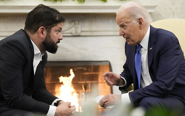Le président américain Joe Biden rencontre le président chilien Gabriel Boric dans le bureau ovale de la Maison Blanche, le 2 novembre 2023, à Washington. (Crédit : AP/Andrew Harnik)