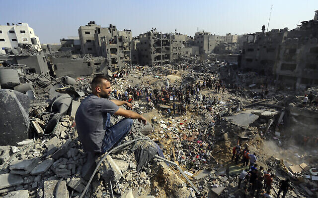 Un homme est assis sur les décombres des bâtiments ciblés par des frappes aériennes israéliennes, dans le camp de réfugiés de Jabaliya, dans le nord de la bande de Gaza, le 1er novembre 2023. (Crédit : AP Photo/Abed Khaled)
