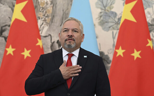 Le ministre des Affaires étrangères  Eduardo Enrique Reina du Honduras pendant l'hymne national au cours d'une cérémonie organisée à Pékin, le 26 mars 2023. (Crédit : Greg Baker/Pool Photo via AP, File)