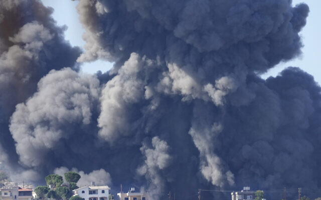 De la fumée noire s’élevant à la suite d'une frappe aérienne israélienne à la périphérie d'Aita al-Shaab, un village libanais frontalier avec Israël, au Sud-Liban, le 4 novembre 2023. (Crédit : Hussein Malla/AP Photo)