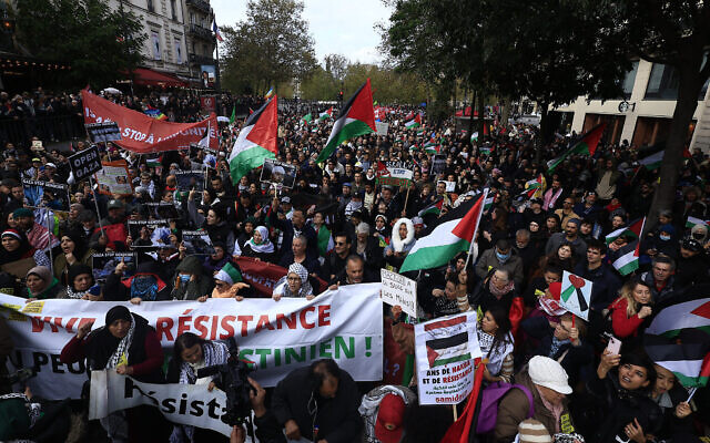 Une manifestation pro-Gaza, à Paris, le 4 novembre 2023. (Crédit : Aurélien Morissard/AP Photo)