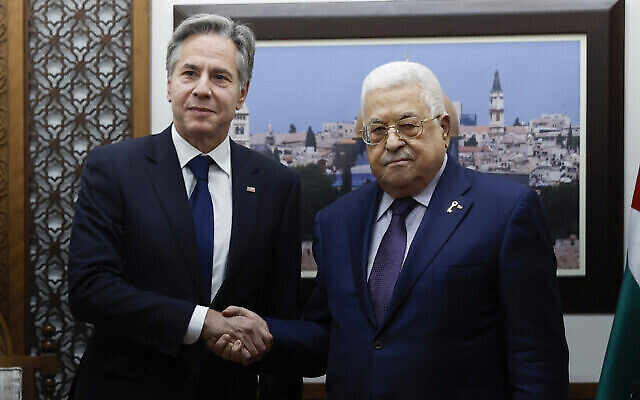 Le secrétaire d'État américain Antony Blinken (G) rencontre le président de l'AP Mahmoud Abbas dans la ville de Ramallah en Cisjordanie le 5 novembre 2023. (Crédit : JONATHAN ERNST / POOL / AFP)
