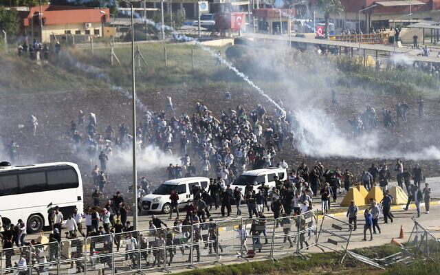 Les manifestants affrontent la police anti-émeutes lors d'un rassemblement pro-palestinien près de la base aérienne Incirlik, en amont de l'arrivée du secrétaire d'État américain Antony Blinken, à Adana, dans le sud de la Turquie, le 5 novembre 2023. (Crédit :  Mehmet Sancakzade/AP)